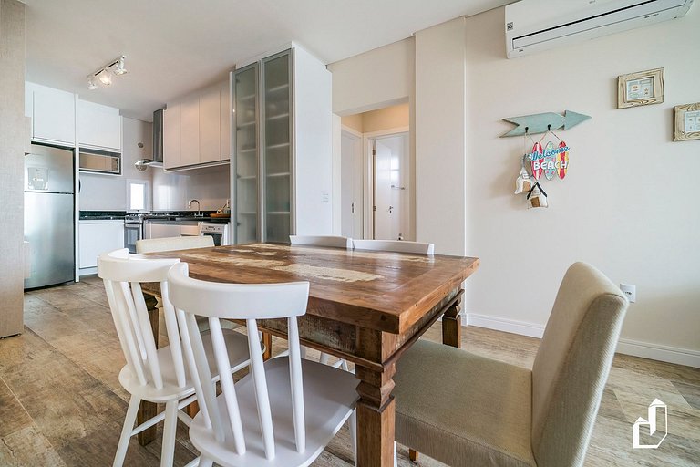 Apartamento com 02 dormitórios na quadra do mar