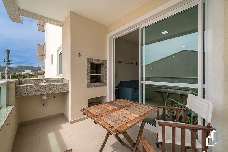 Apartamento com 02 dormitórios na quadra do mar