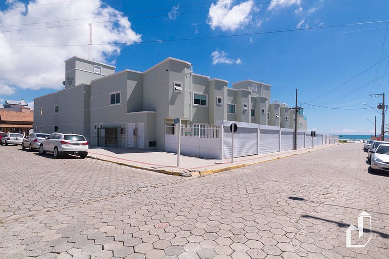 Duplex com piscina à beira mar e 03 suítes