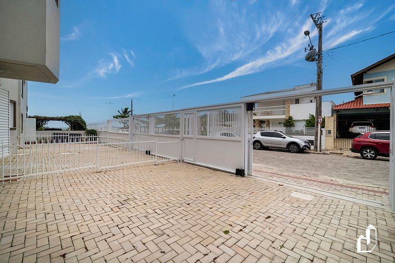 Duplex com piscina à beira mar e 03 suítes