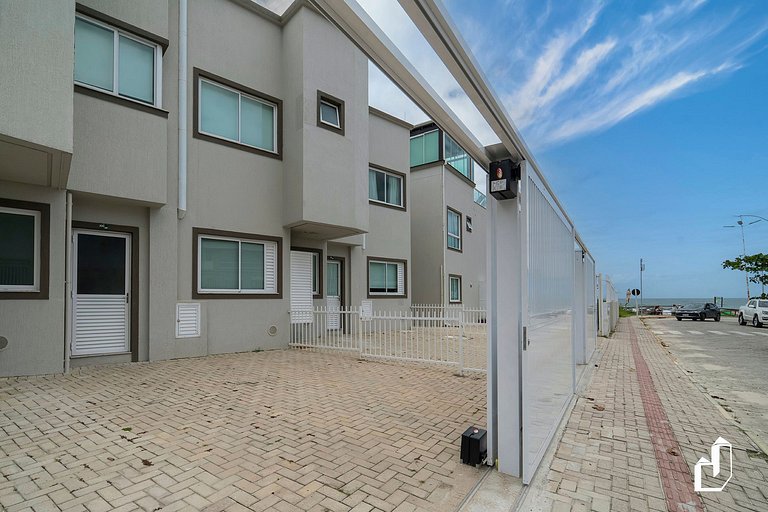 Duplex com piscina à beira mar e 03 suítes
