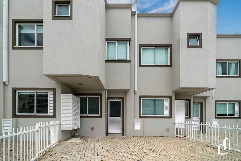 Duplex com piscina à beira mar e 03 suítes