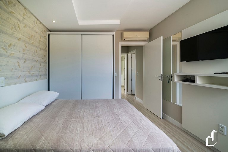 Duplex com piscina à beira mar e 03 suítes