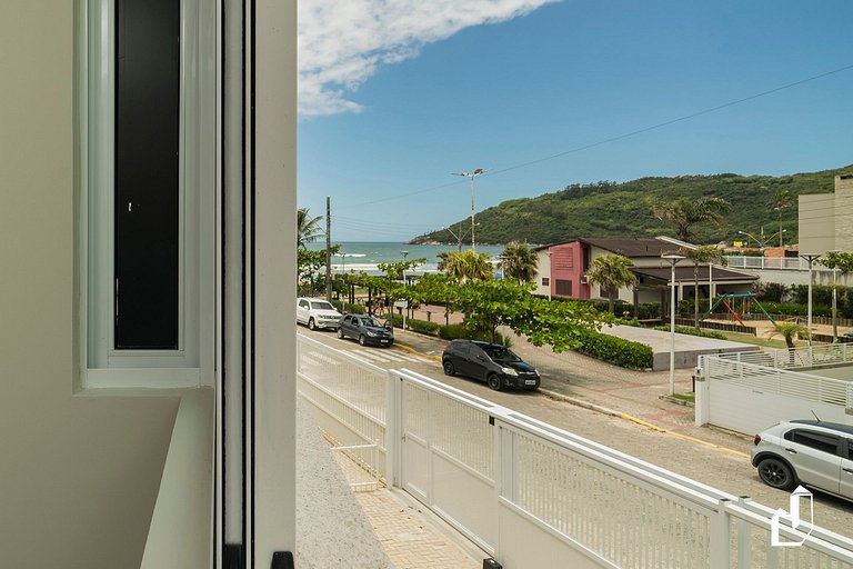 Duplex com piscina à beira mar e 03 suítes