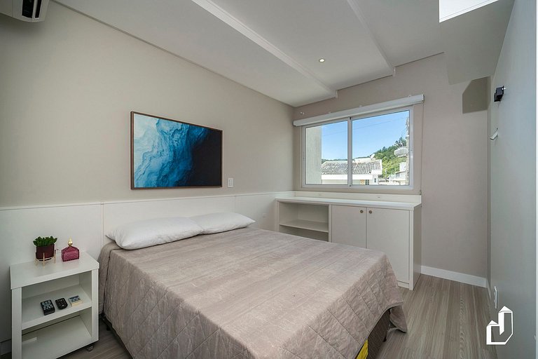 Duplex com piscina à beira mar e 03 suítes