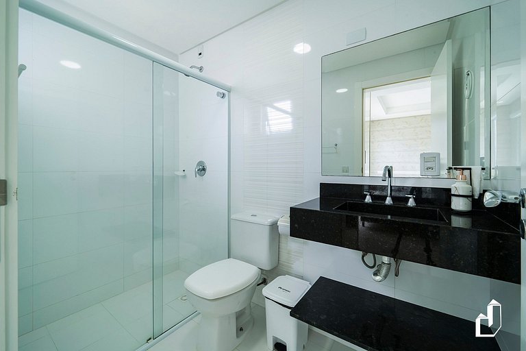 Duplex com piscina à beira mar e 03 suítes