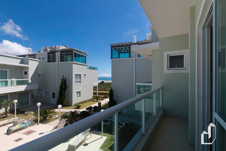 Duplex com piscina à beira mar e 03 suítes
