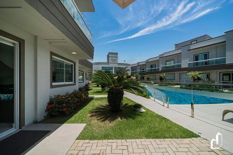 Duplex com piscina à beira mar e 03 suítes