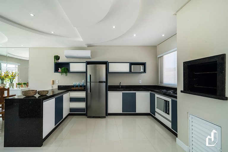 Duplex com piscina à beira mar e 03 suítes