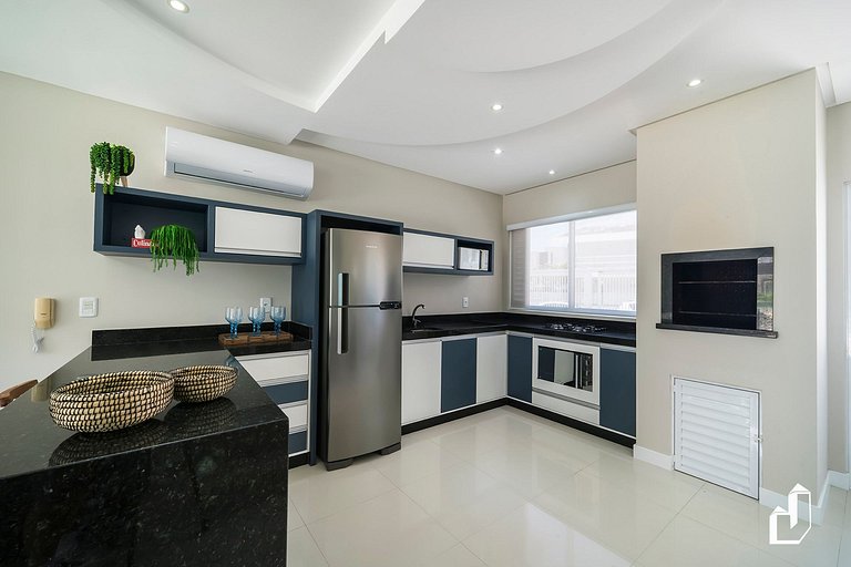 Duplex com piscina à beira mar e 03 suítes