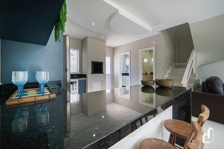 Duplex com piscina à beira mar e 03 suítes