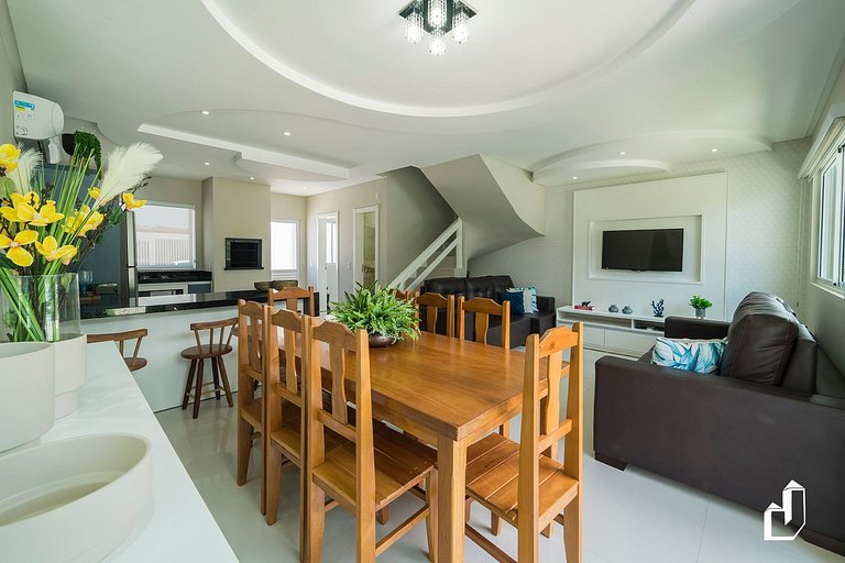 Duplex com piscina à beira mar e 03 suítes