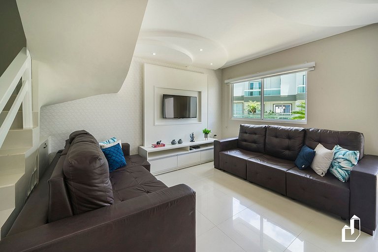 Duplex com piscina à beira mar e 03 suítes