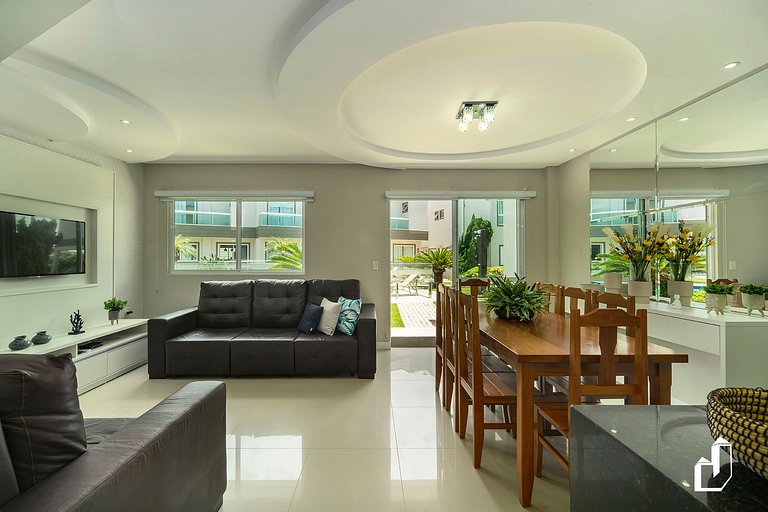 Duplex com piscina à beira mar e 03 suítes