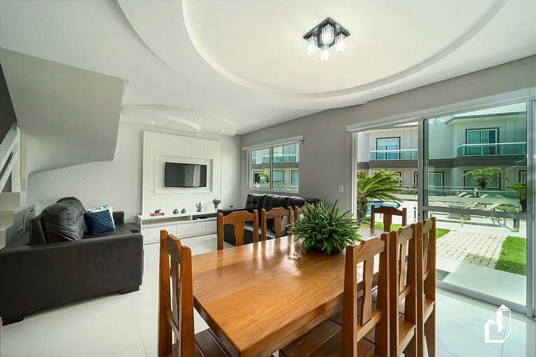 Duplex com piscina à beira mar e 03 suítes