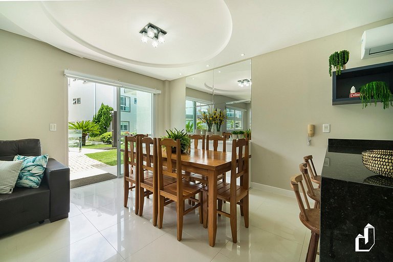 Duplex com piscina à beira mar e 03 suítes
