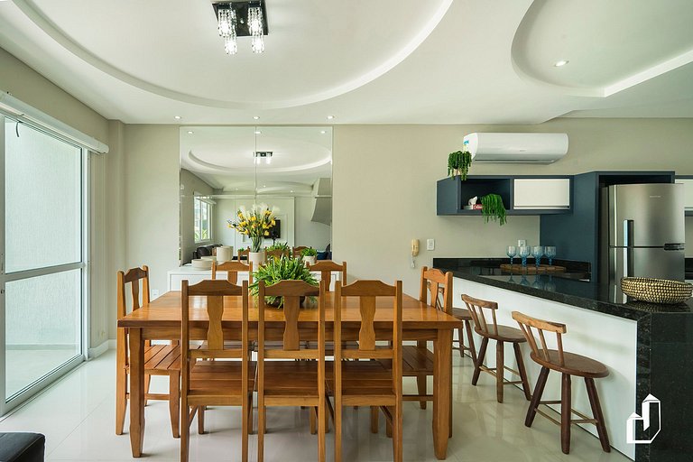 Duplex com piscina à beira mar e 03 suítes