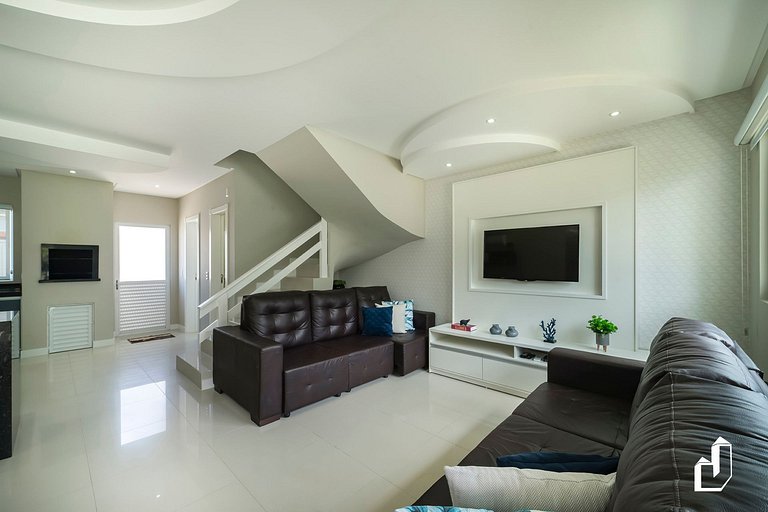 Duplex com piscina à beira mar e 03 suítes