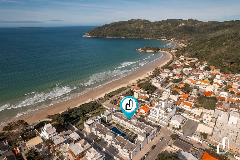 Duplex com piscina à beira mar e 03 suítes