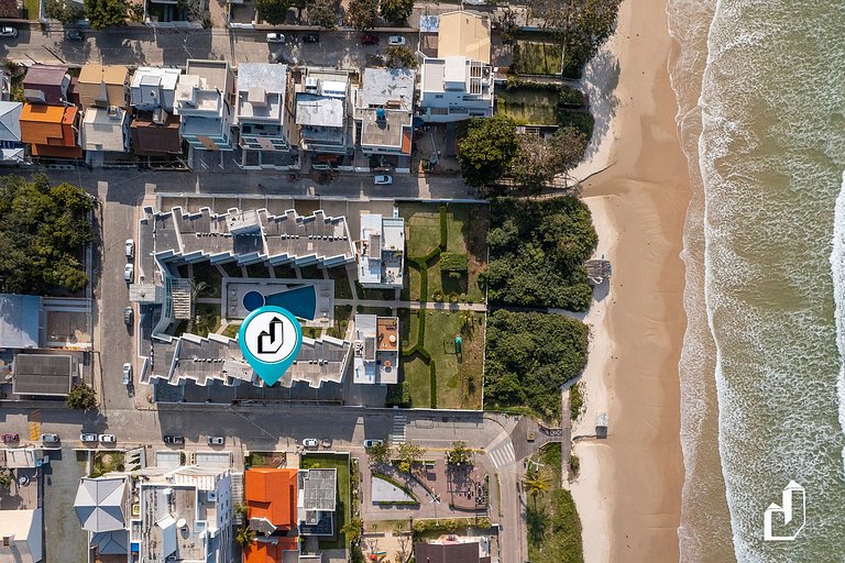 Duplex com piscina à beira mar e 03 suítes