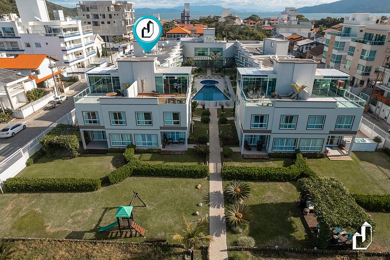 Duplex com piscina à beira mar e 03 suítes