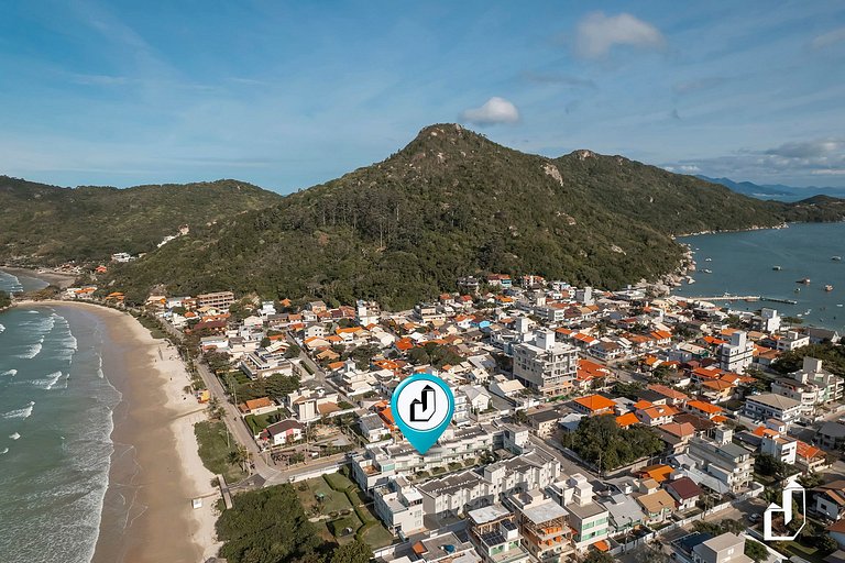 Duplex com piscina à beira mar e 03 suítes