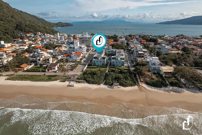 Duplex com piscina à beira mar e 03 suítes