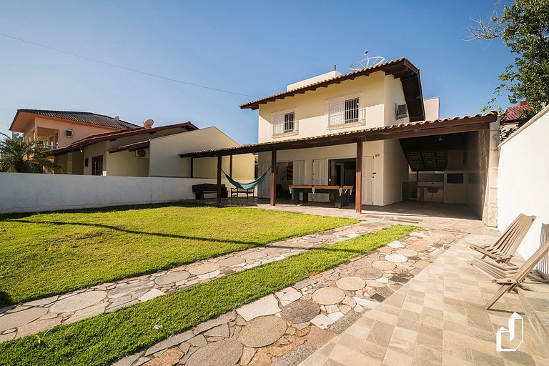 Casa com 3 Dormitórios em Canto Grande - A 50m da Praia