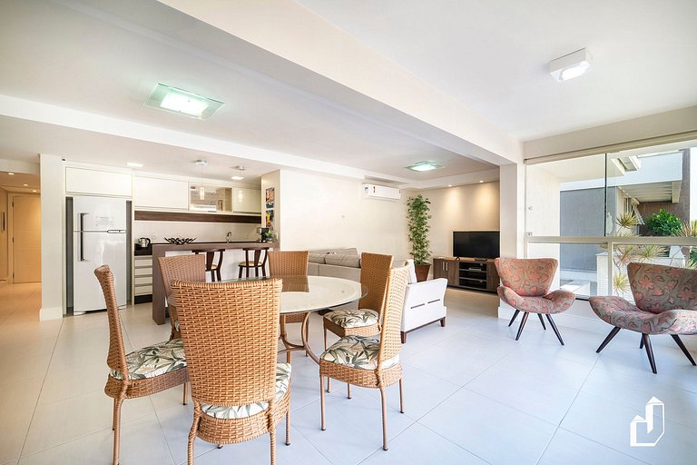 Kremer Residence: Apto 202 amplo próximo ao mar