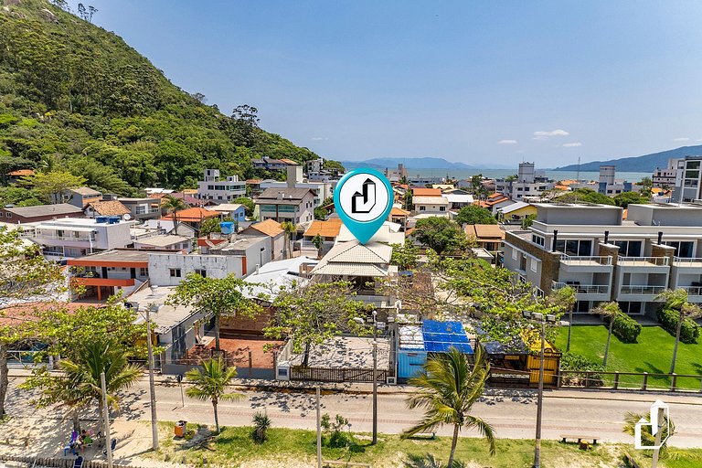 Beira-mar, com 03 suítes, para até 12 pessoas