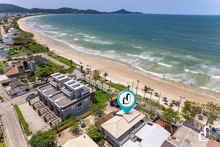 Beira-mar, com 03 suítes, para até 12 pessoas