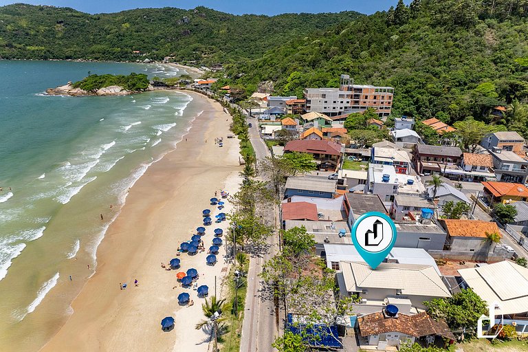 Beira-mar, com 03 suítes, para até 12 pessoas