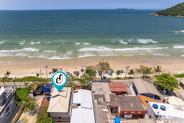 Beira-mar, com 03 suítes, para até 12 pessoas