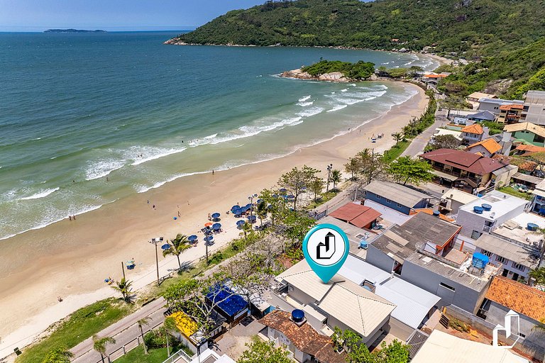 Beira-mar, com 03 suítes, para até 12 pessoas