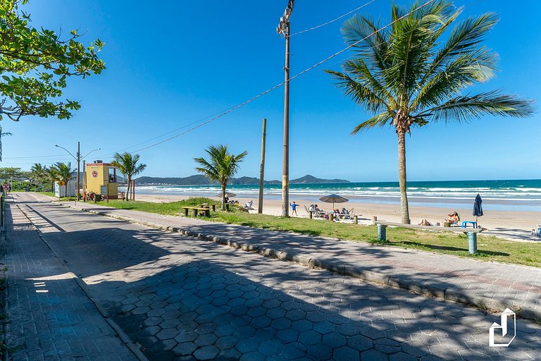Beira-mar, com 03 suítes, para até 12 pessoas