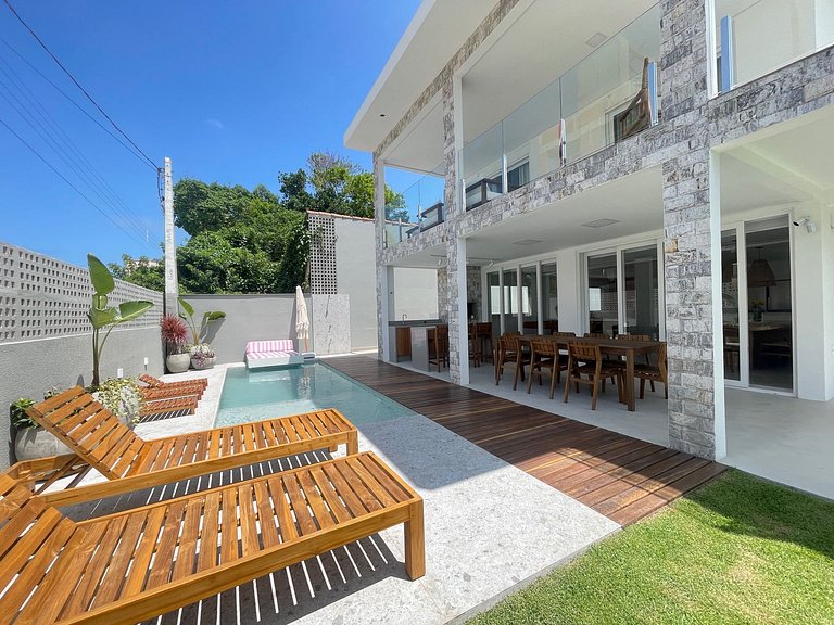 Casa com piscina, diversão e conforto em Canto Grande