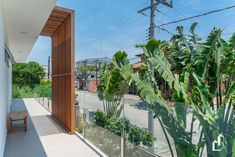 Casa com piscina, diversão e conforto em Canto Grande