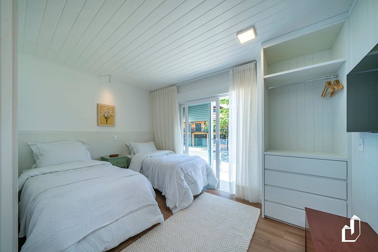 Casa com piscina, diversão e conforto em Canto Grande