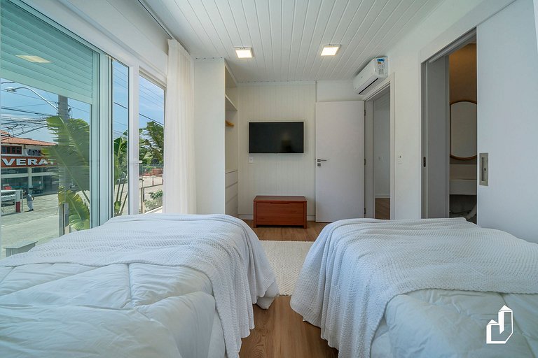 Casa com piscina, diversão e conforto em Canto Grande
