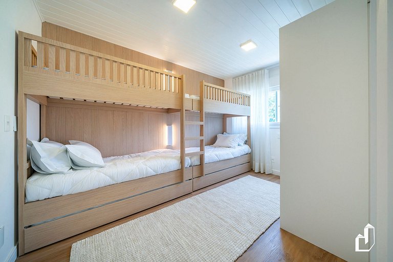 Casa com piscina, diversão e conforto em Canto Grande