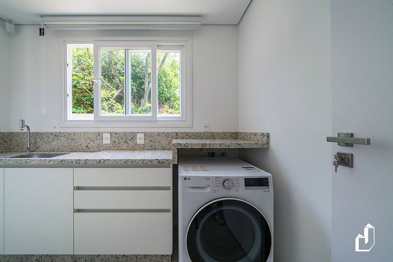Casa com piscina, diversão e conforto em Canto Grande