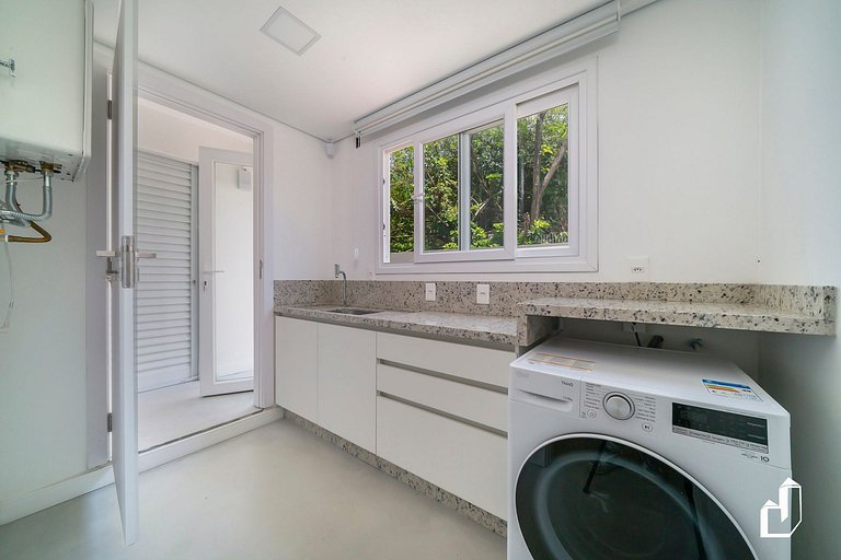 Casa com piscina, diversão e conforto em Canto Grande