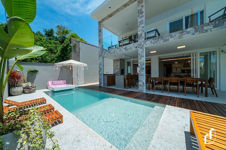 Casa com piscina, diversão e conforto em Canto Grande