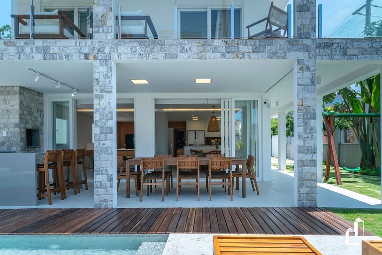 Casa com piscina, diversão e conforto em Canto Grande