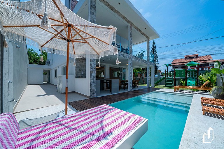 Casa com piscina, diversão e conforto em Canto Grande
