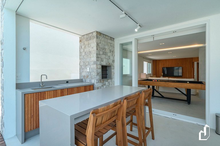 Casa com piscina, diversão e conforto em Canto Grande