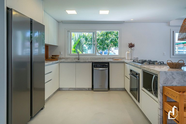Casa com piscina, diversão e conforto em Canto Grande