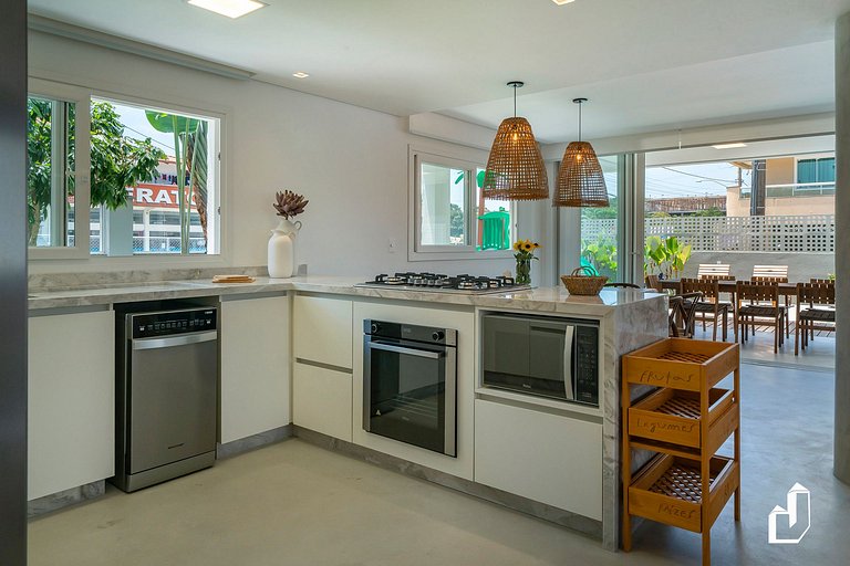 Casa com piscina, diversão e conforto em Canto Grande