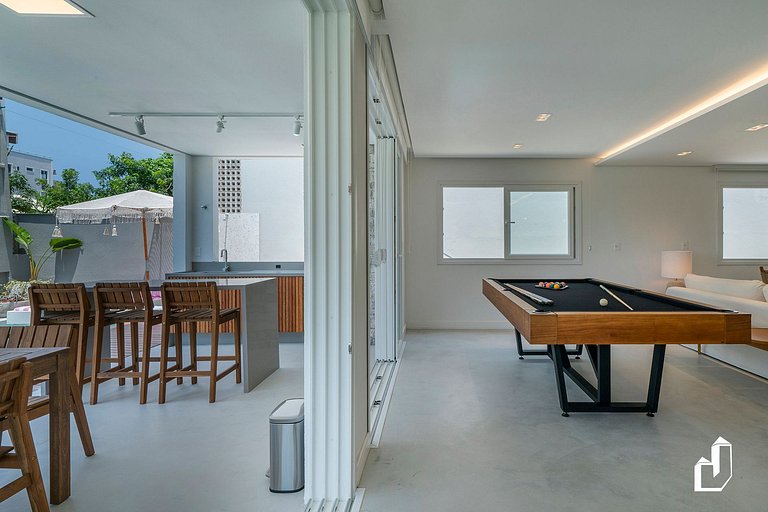 Casa com piscina, diversão e conforto em Canto Grande