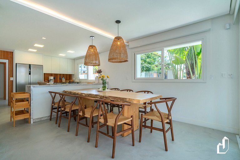 Casa com piscina, diversão e conforto em Canto Grande
